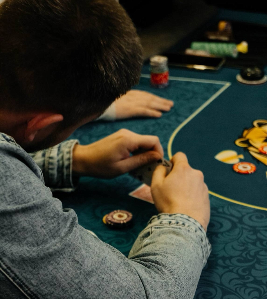 Интеллект, стратегия или удача: покер популярен во всем мире, и Челны не исключение