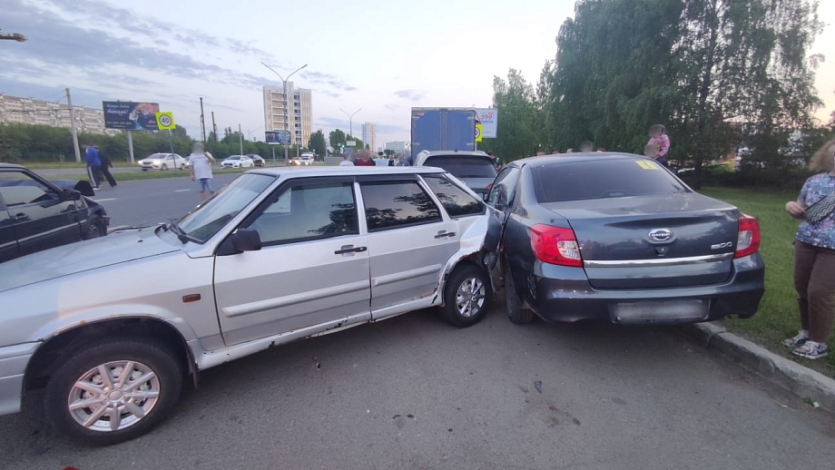 В ДТП с четырьмя автомобилями около «Сердца города» пострадал подросток (фото)