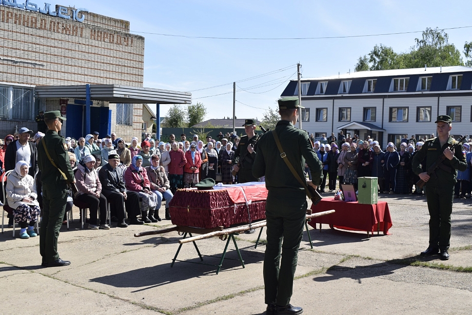 В Тукаевском районе простились с бойцом, погибшим в спецоперации (фото)