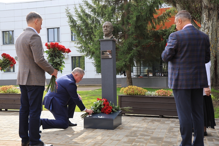 В Челнах на территории БСМП открыли бюст Ренату Акчурину (фото)