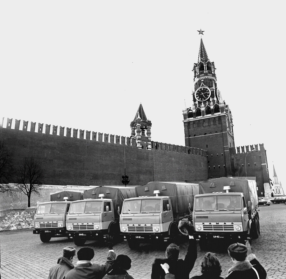 Как почти полвека назад колонна первых КАМАЗов отправилась в Москву (фото)