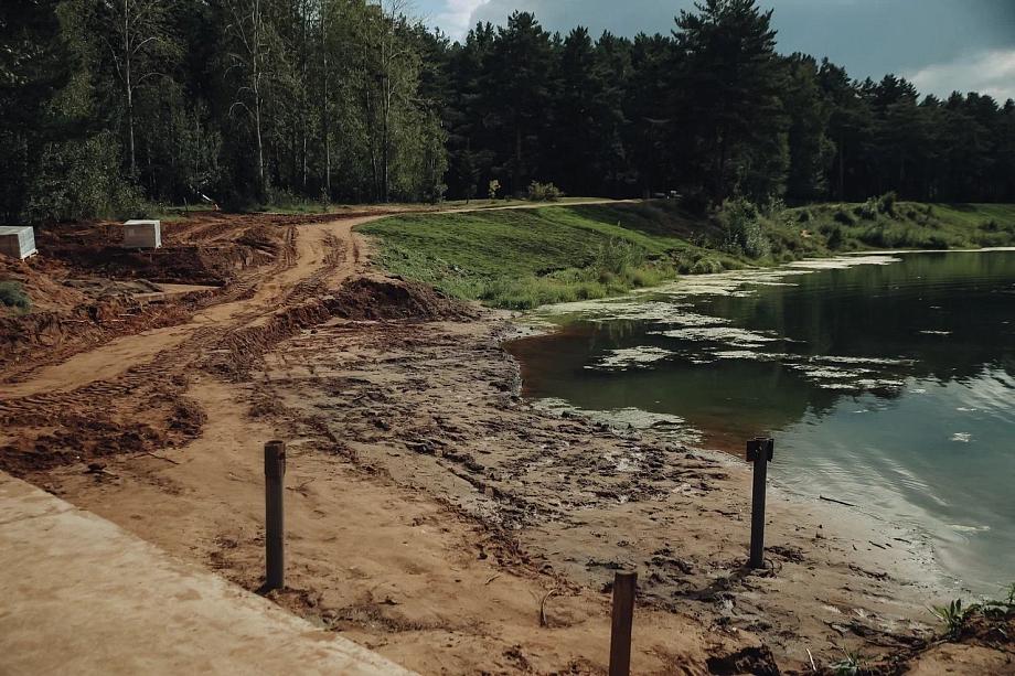 Фото: у озера в парке Прибрежном начали возводить пирс 