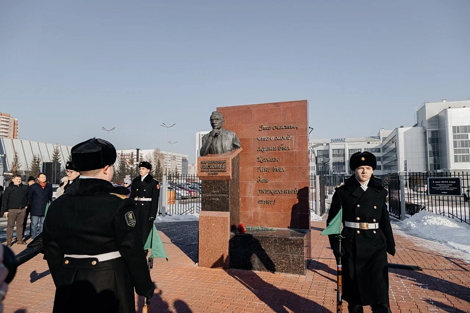 В Челнах возложили цветы в честь первого гендиректора «КАМАЗа» Васильева (фото)