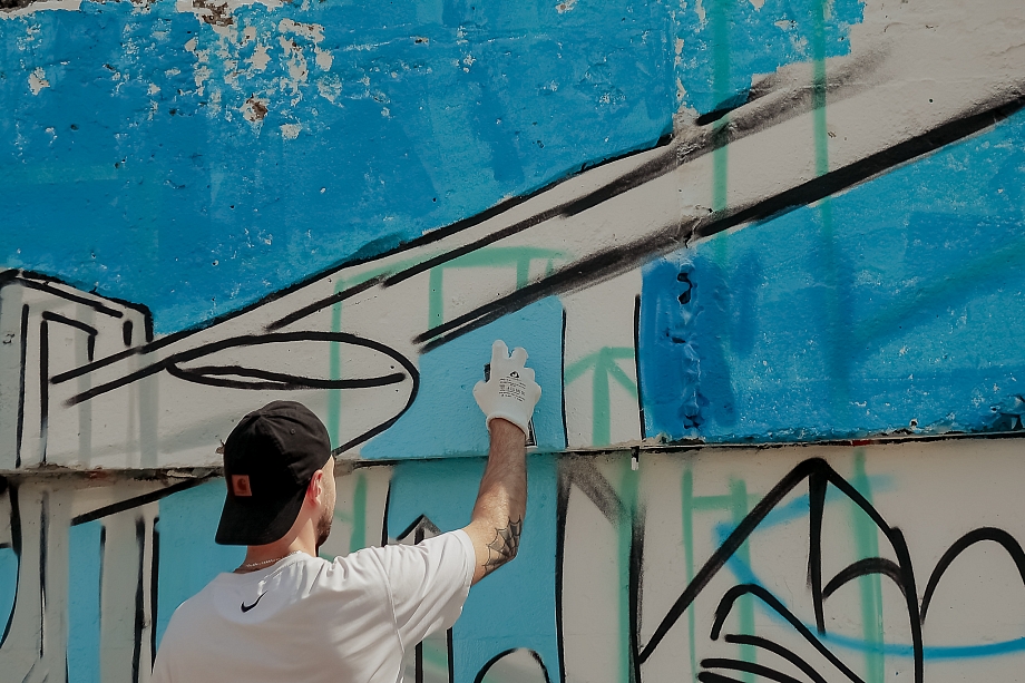 Граффитисты из Питера, Казани и Ижевска разрисовали стену на набережной (фото)