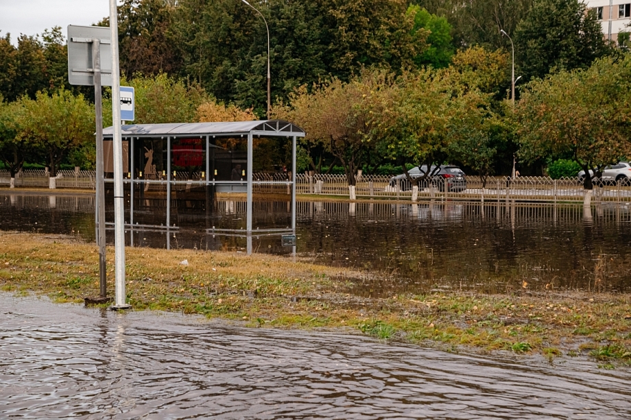 Фото: как город «поплыл» после ливня и встал в пробках Фото: как город «поплыл» после ливня и встал в пробках