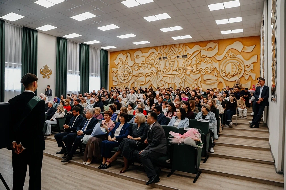 Фото: в челнинских школах прозвучали последние звонки
