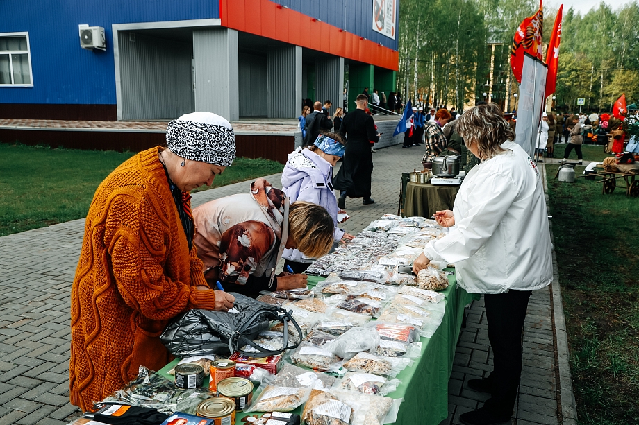 Фото: Минниханов посещает поселок Новый, который стал участником масштабной акции 