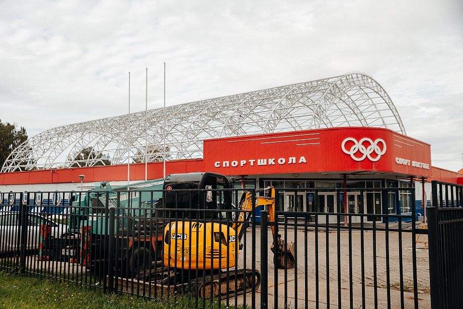 В Челнах строят новую крышу ледового дворца взамен разорванного купола (фото)