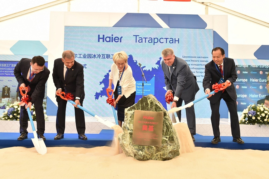 Минниханов заложил первый камень «умного» завода Haier в Челнах (фото)