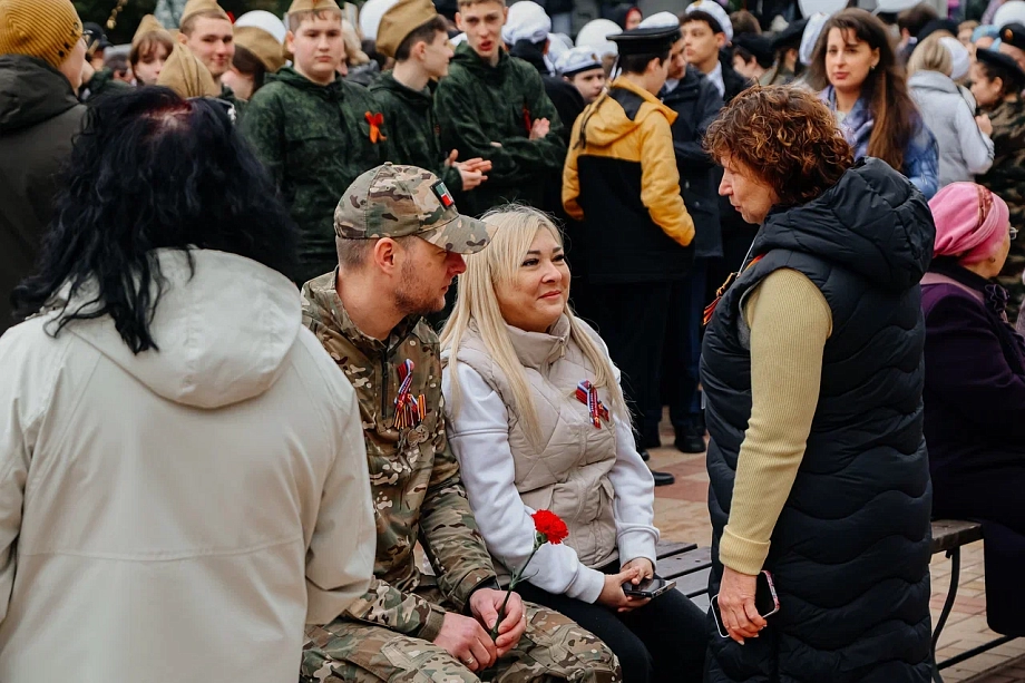В Челнах почтили память 12 героев, чьи бюсты установлены в парке Победы (фото)