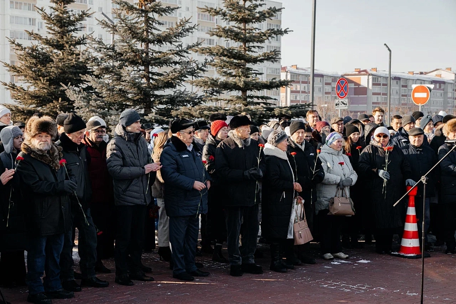 В Челнах возложили цветы в честь первого гендиректора «КАМАЗа» Васильева (фото)