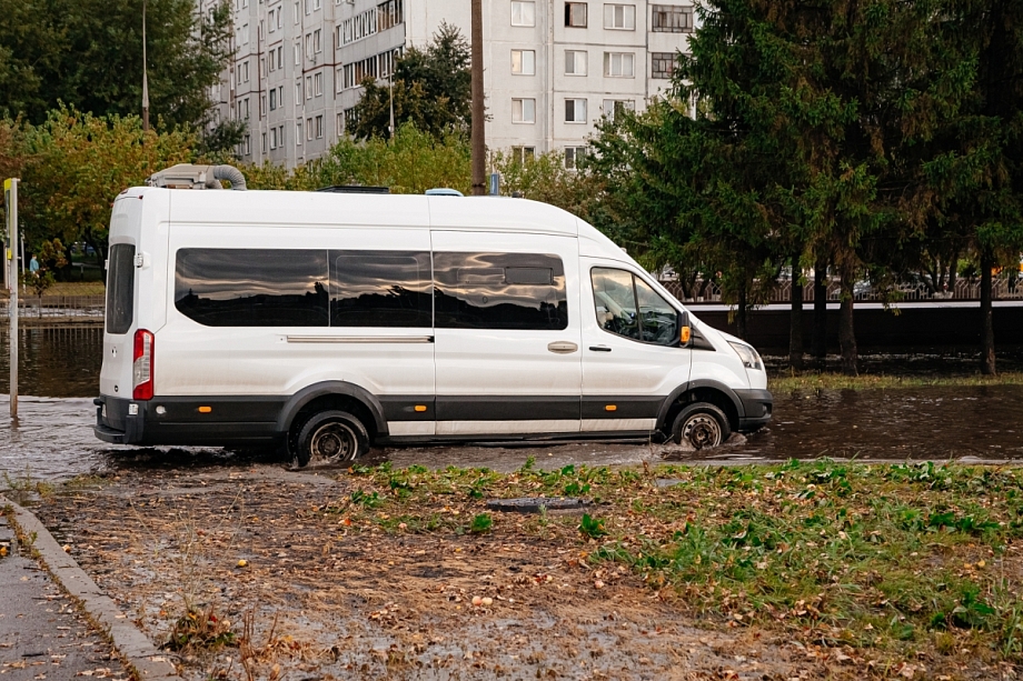 Фото: как город «поплыл» после ливня и встал в пробках Фото: как город «поплыл» после ливня и встал в пробках