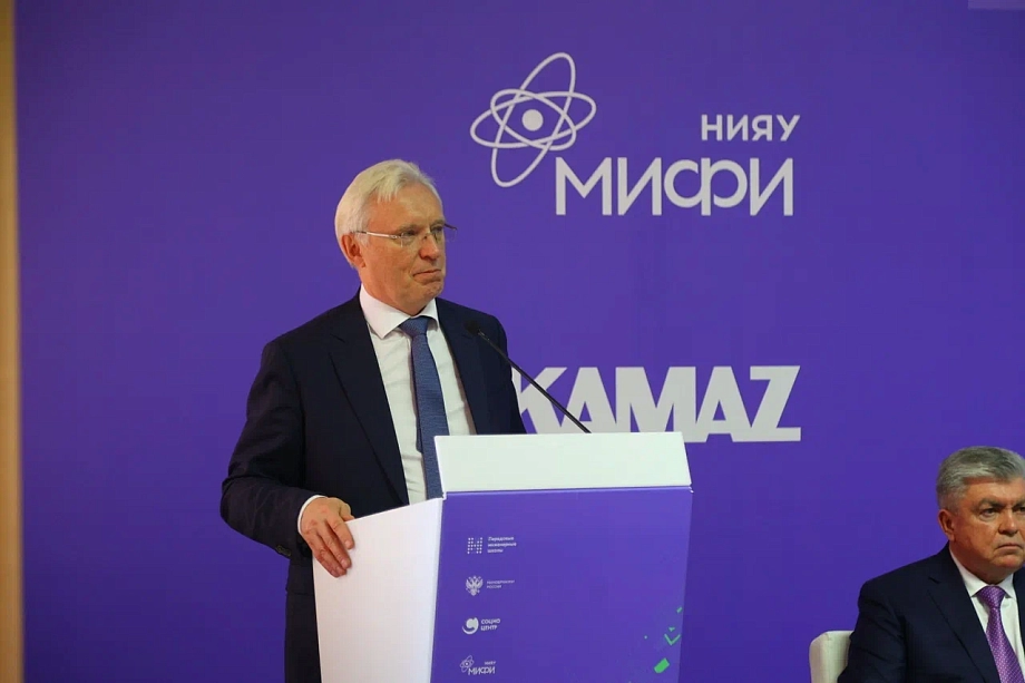 Минниханов отметил «КАМАЗ» за инновации и работу с вузами 