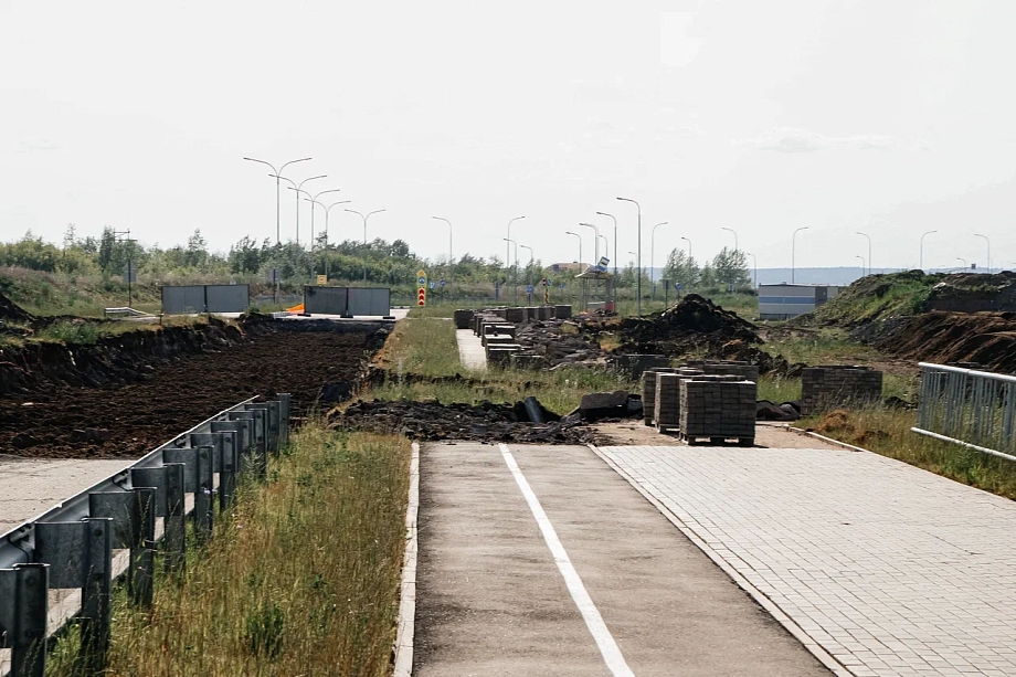 Фото: как разбирают часть дороги по улице Нариманова в Челнах, где просел грунт