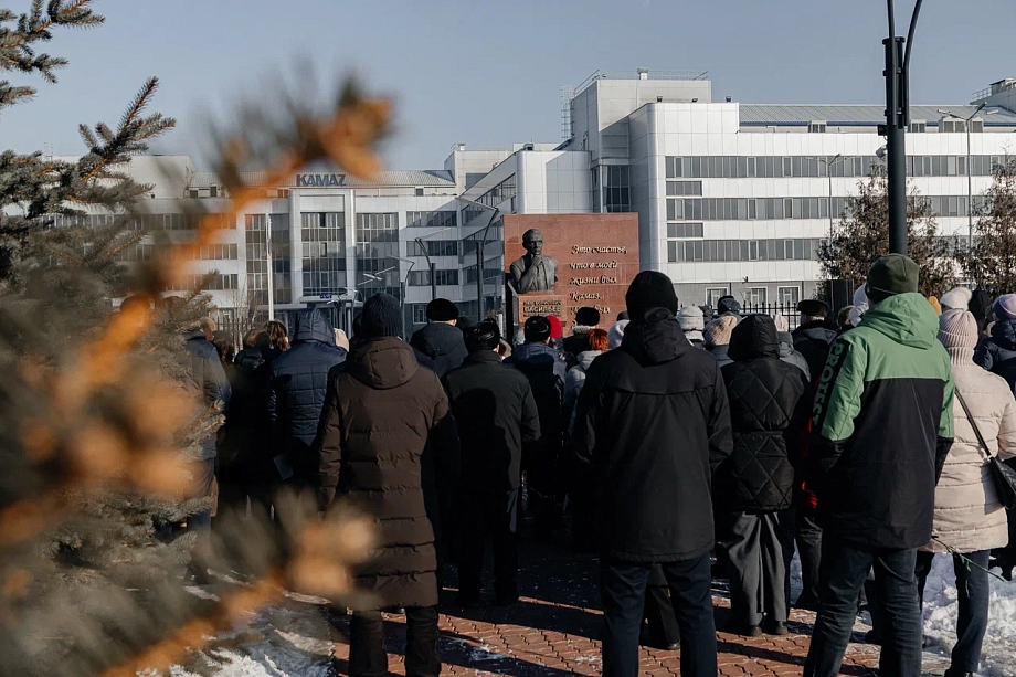 В Челнах возложили цветы в честь первого гендиректора «КАМАЗа» Васильева (фото)