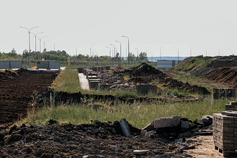 Фото: как разбирают часть дороги по улице Нариманова в Челнах, где просел грунт