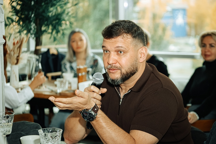 «Тяжело, долго, дорого, но весело». Что говорили на бизнес-завтраке про КВН
