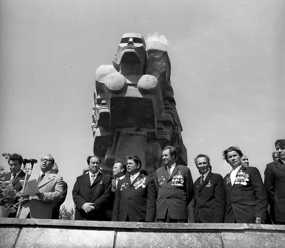 Как и где в Челнах парад Победы проходил 50 лет назад (фото)