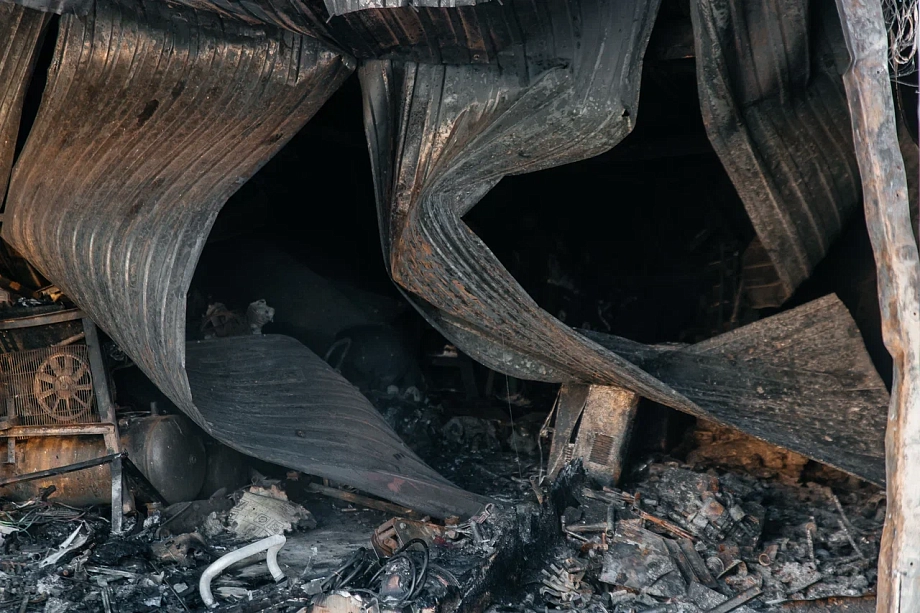 Фото: пожар в «Гараж-500» обнажил вагоны, из которых слепили рынок 