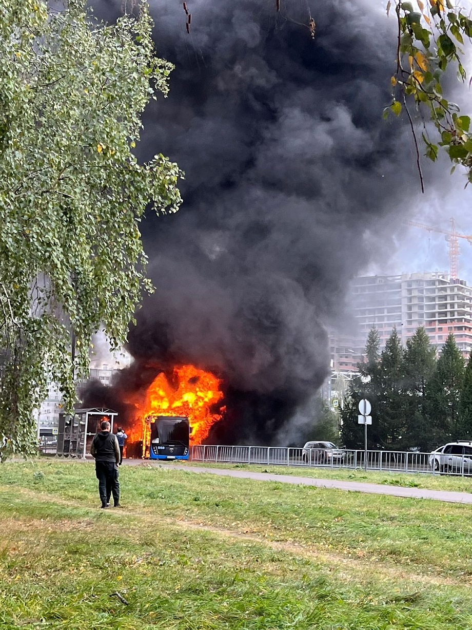 В Челнах на ходу загорелся автобус (видео)