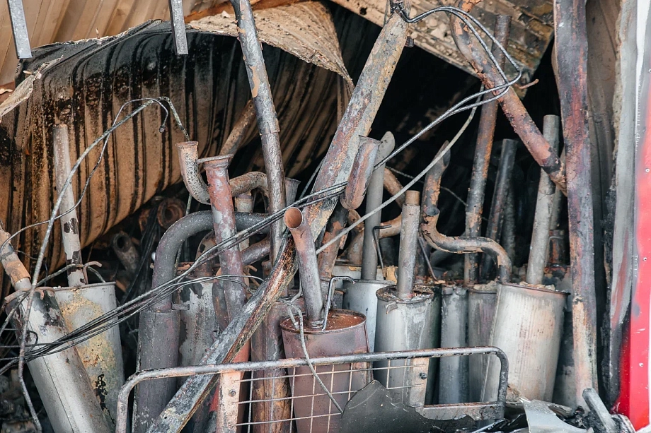 Фото: пожар в «Гараж-500» обнажил вагоны, из которых слепили рынок 