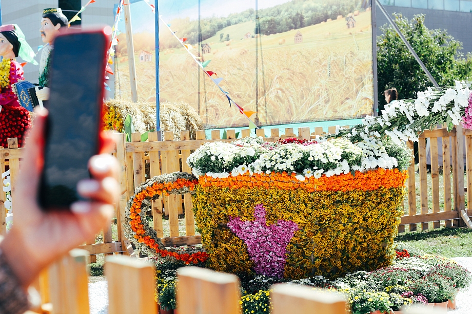 Печь из хлеба, статуи педагогов и глобусы: что показали на фестивале цветов в Челнах