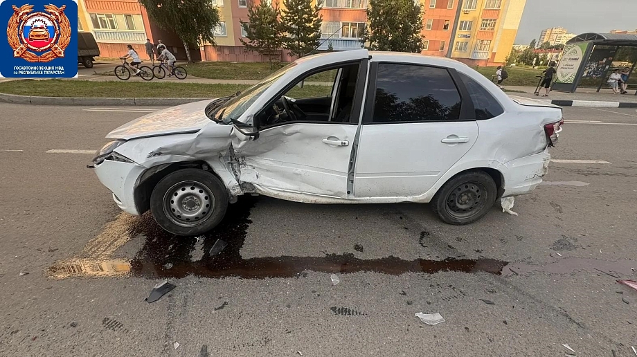 «Ладу Гранту» смяло при попытке подрезать Kia K5 недалеко от пляжа в Челнах 