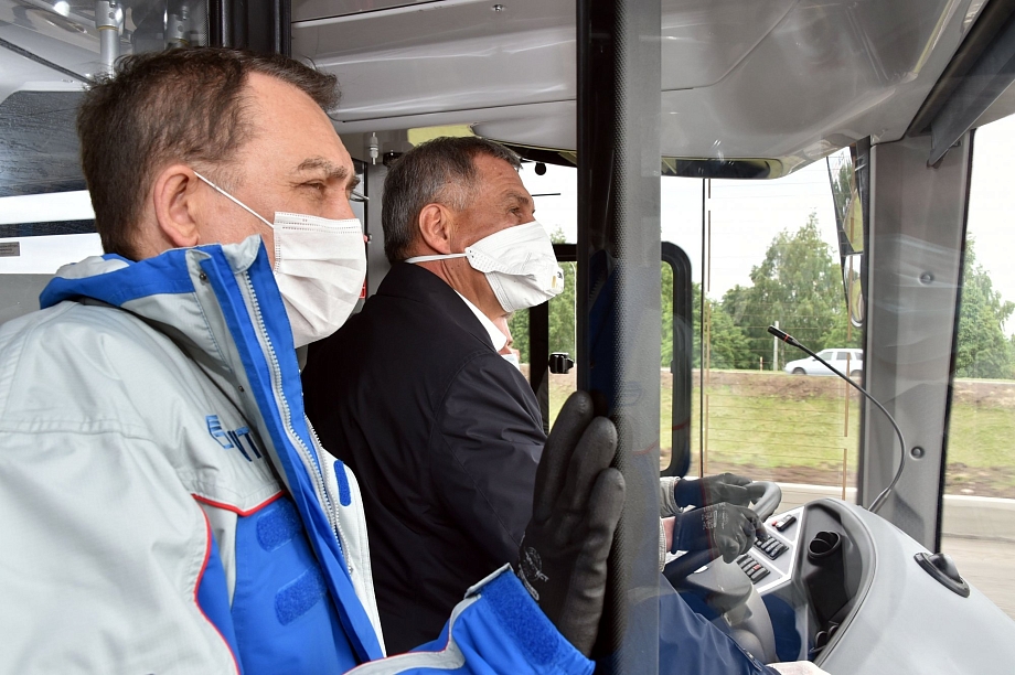 Рустам Минниханов протестировал в Челнах электробус КАМАЗ-6282