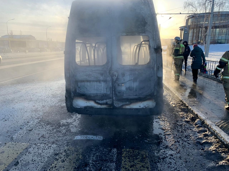 В Челнах на ходу загорелась пассажирская газель (видео)