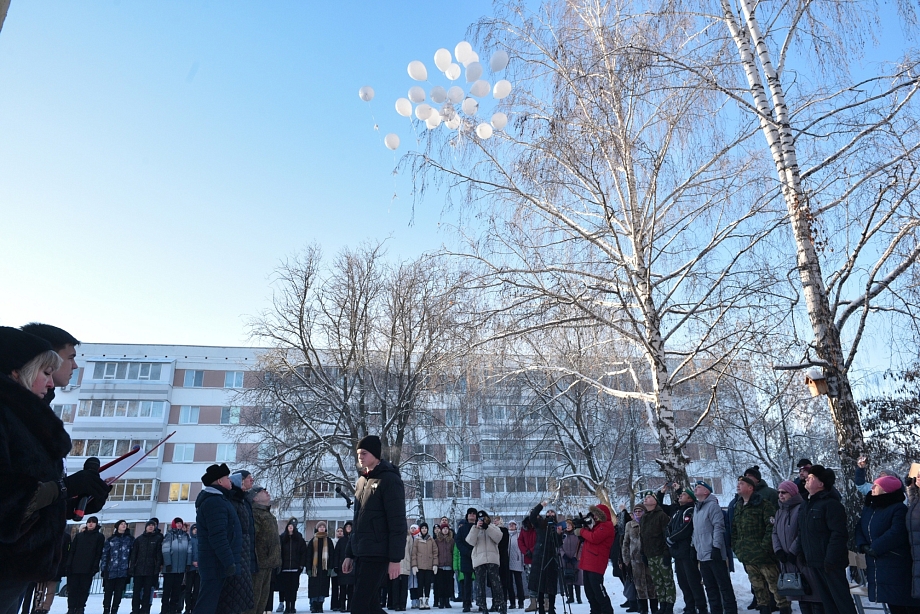 В челнинской школе увековечили память сапера, который погиб на Украине