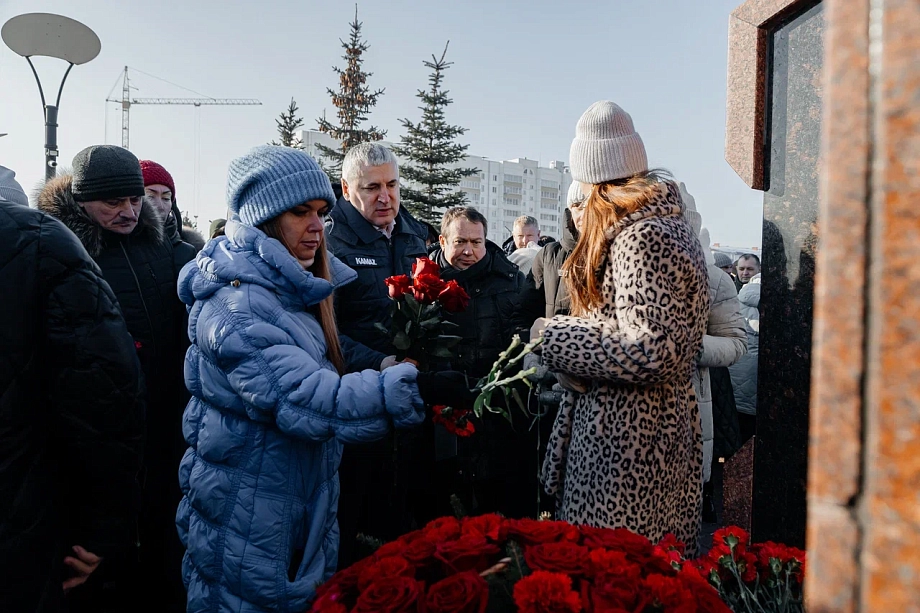 В Челнах возложили цветы в честь первого гендиректора «КАМАЗа» Васильева (фото)