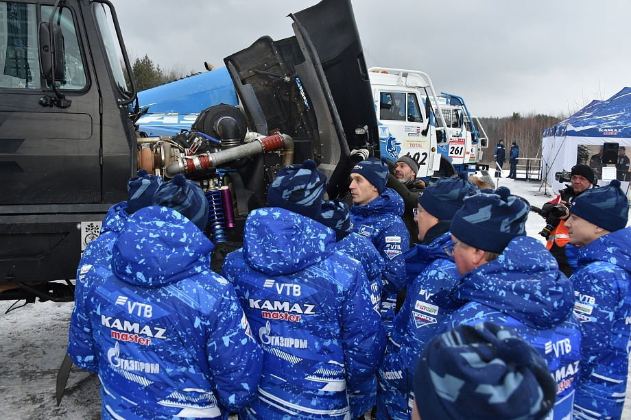 «Шәп бара!»: Минниханов протестировал новые гоночные грузовики «КАМАЗ-мастер» 