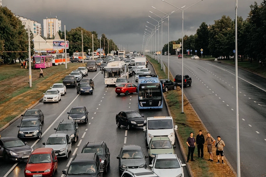  Фото: как город «поплыл» после ливня и встал в пробках