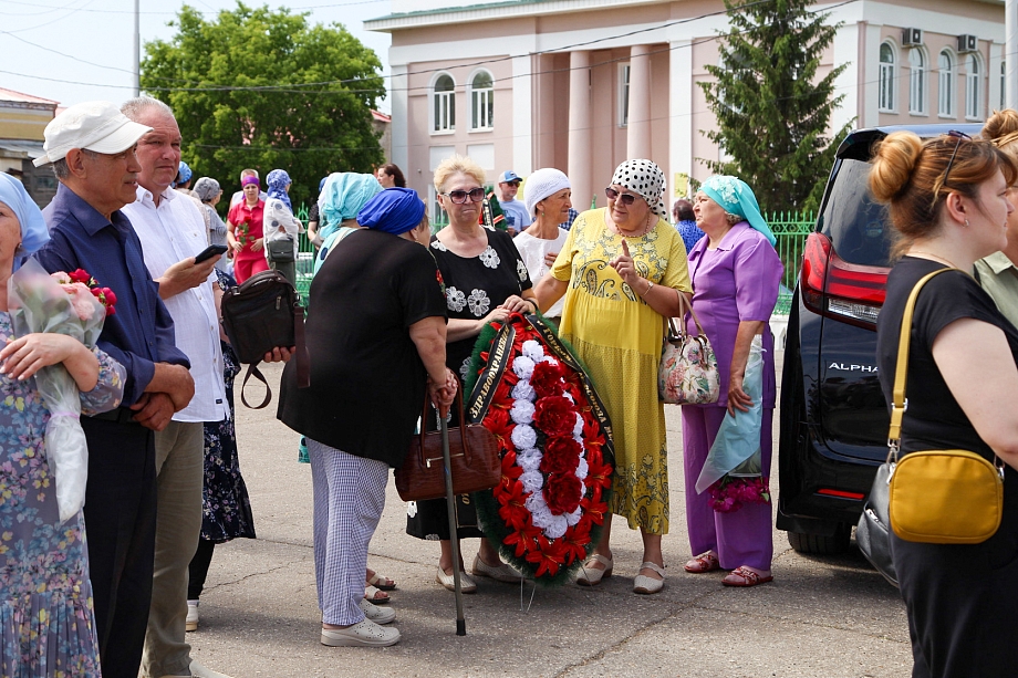 В Челнах прощаются с владелицей клиники «Здоровье» Сагдеевой (фото)