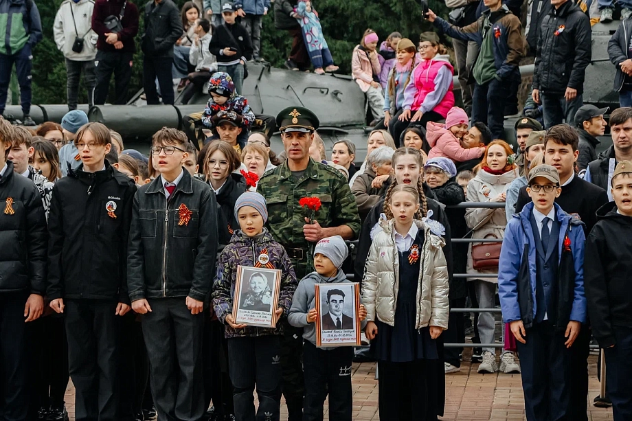 В Челнах почтили память 12 героев, чьи бюсты установлены в парке Победы (фото)