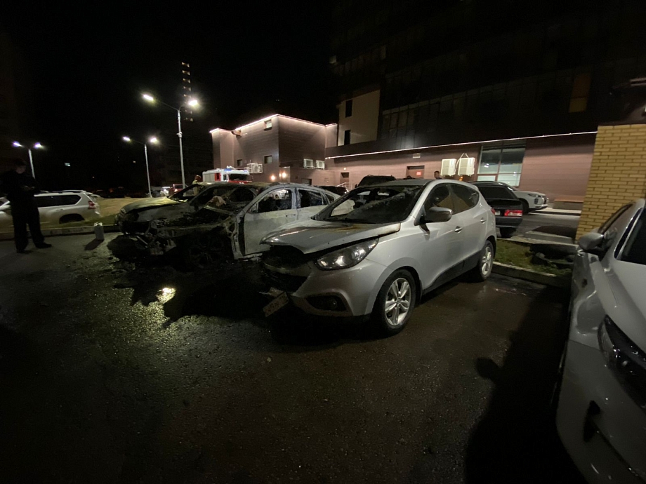 Семь машин загорелись на парковке у дома в Челнах