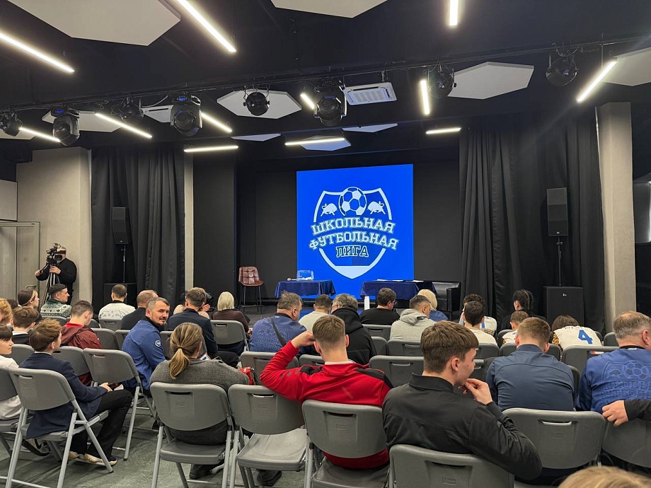 Эдуард Фаттахов: в Челнах стартовал 11-й сезон Школьной футбольной лиги Эдуард Фаттахов: в Челнах стартовал 11-й сезон Школьной футбольной лиги