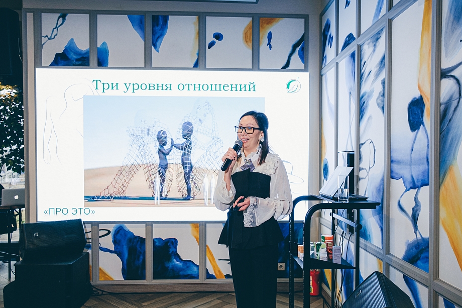 Встреча «Про это» с Тановой: зачем Дарина удалила из зала фотографа и оператора