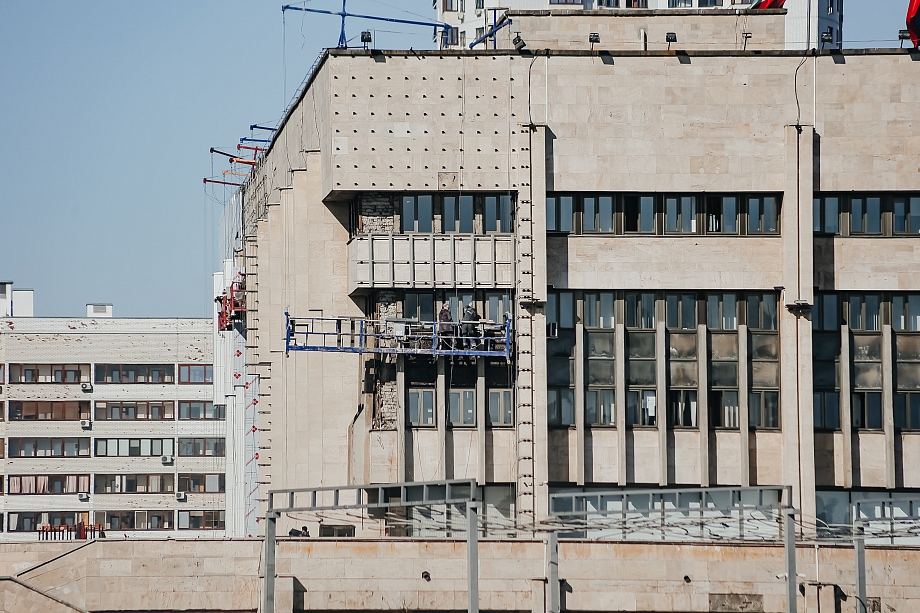 Фото: как, несмотря на протесты горожан, меняется фасад мэрии в Челнах 