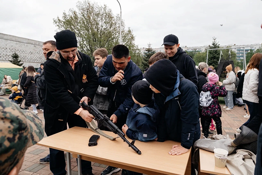 Фото: в День Победы в Челнах угощают солдатской кашей и учат плести сети