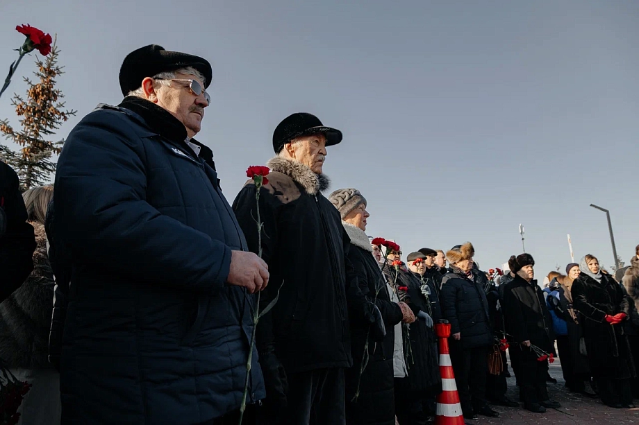 В Челнах возложили цветы в честь первого гендиректора «КАМАЗа» Васильева (фото)