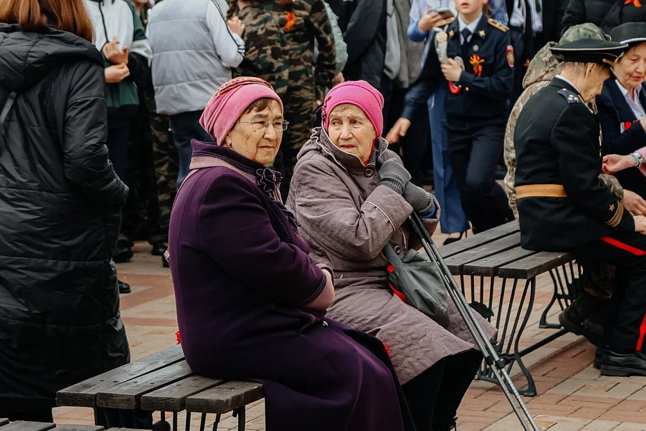 В Челнах почтили память 12 героев, чьи бюсты установлены в парке Победы (фото)