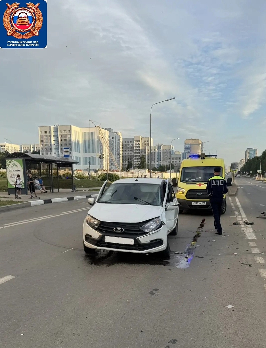 «Ладу Гранту» смяло при попытке подрезать Kia K5 недалеко от пляжа в Челнах 