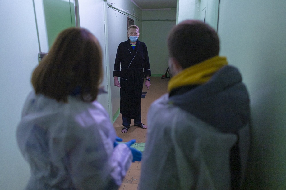 Когогина вместе с волонтерами доставила лекарства больным коронавирусом (фото)