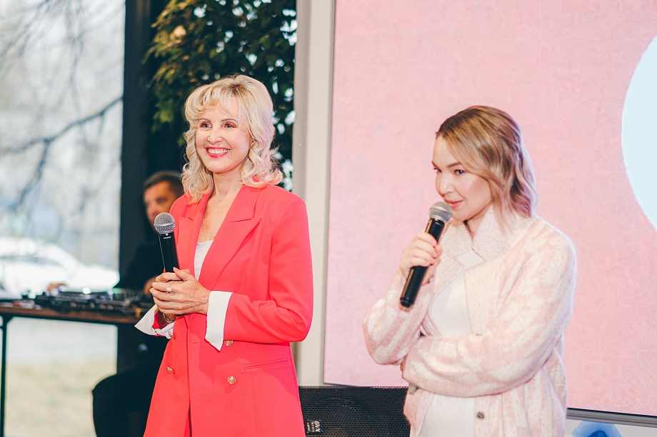 Встреча «Про это» с Тановой: зачем Дарина удалила из зала фотографа и оператора