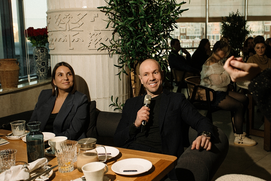 Разговор на бизнес-завтраке Дариной закончился битьем посуды