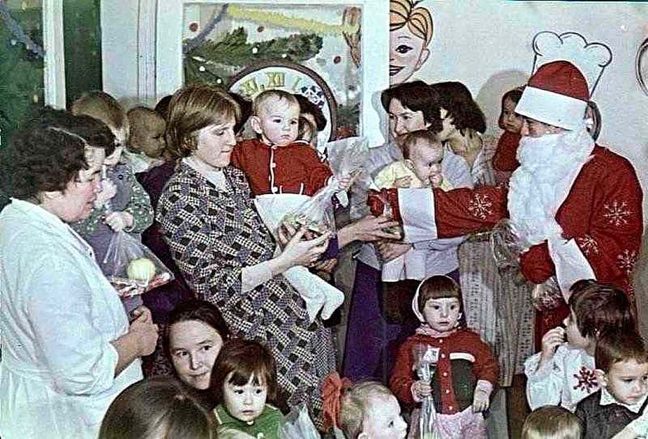 Фонды Историко-краеведческого музея. Дед Мороз в детской горбольнице №3