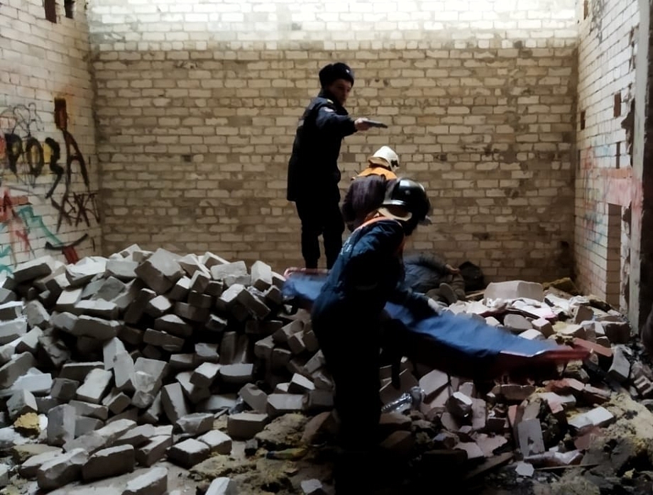 Подросток упал с высоты в заброшенном здании в центре Челнов