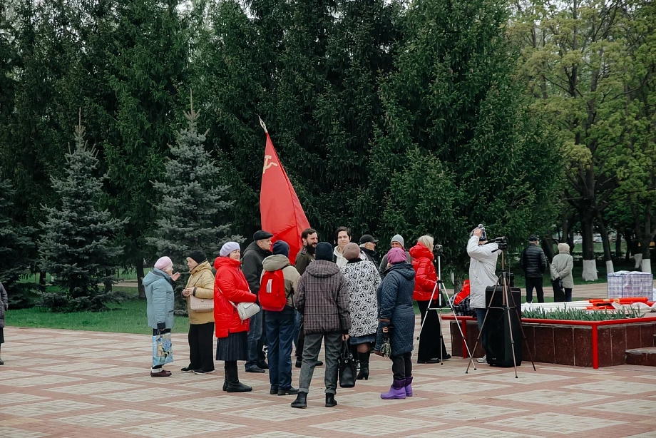 Гурьева вывела коммунистов в парк Победы на первомайский митинг (фото)