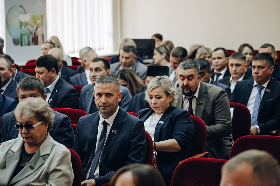 «Надо зажигать народ! Утром вереница машин едет в Челны. Здесь надо делать рабочие места, ребята!»